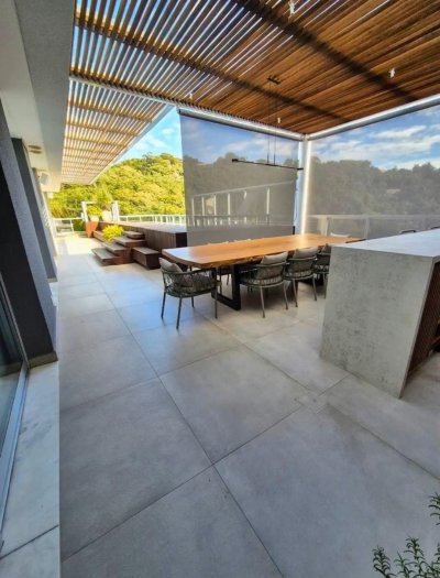Cobertura com 297m², 3 quartos (sendo 3 suítes), 2 garagens, no bairro Jurerê Internacional em Florianópolis