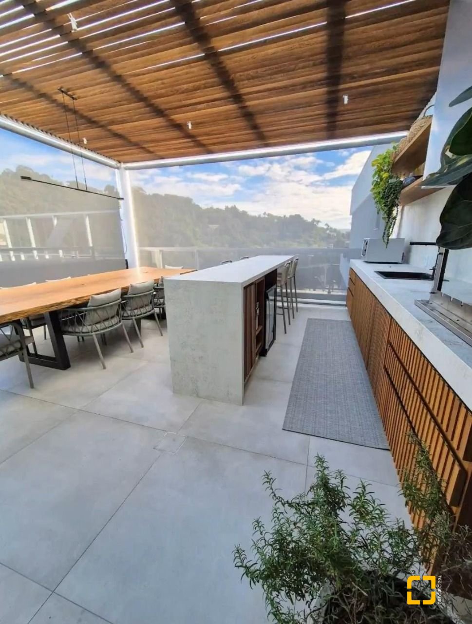Cobertura com 297m², 3 quartos (sendo 3 suítes), 2 garagens, no bairro Jurerê Internacional em Florianópolis