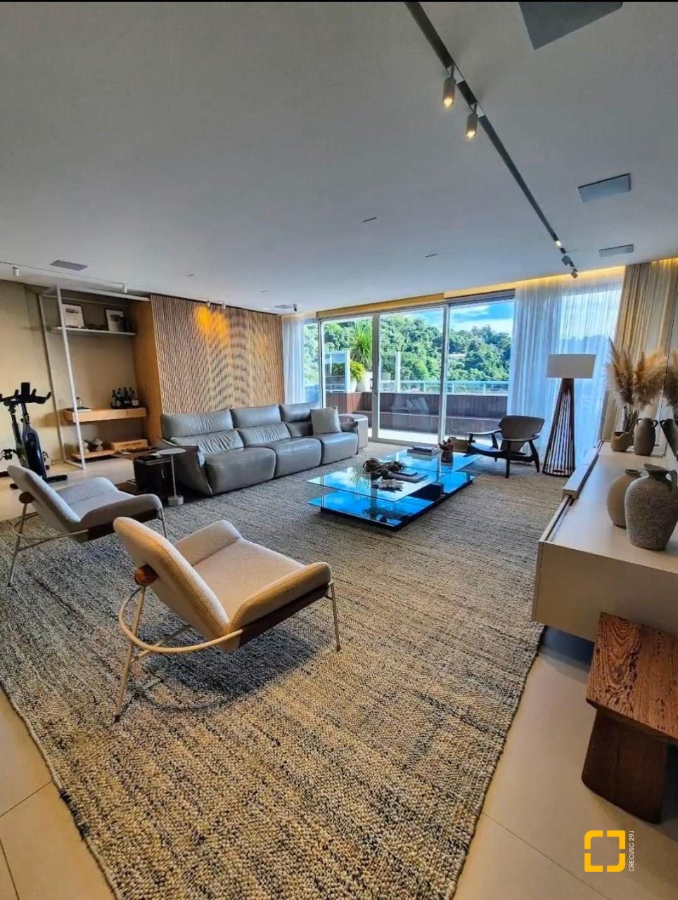 Cobertura com 297m², 3 quartos (sendo 3 suítes), 2 garagens, no bairro Jurerê Internacional em Florianópolis