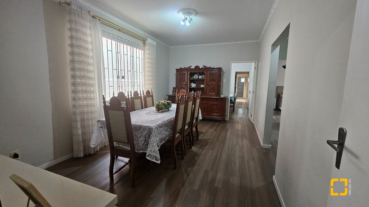 Casa com 262m², 4 quartos (sendo 1 suíte), 2 garagens, no bairro Ipiranga em São José