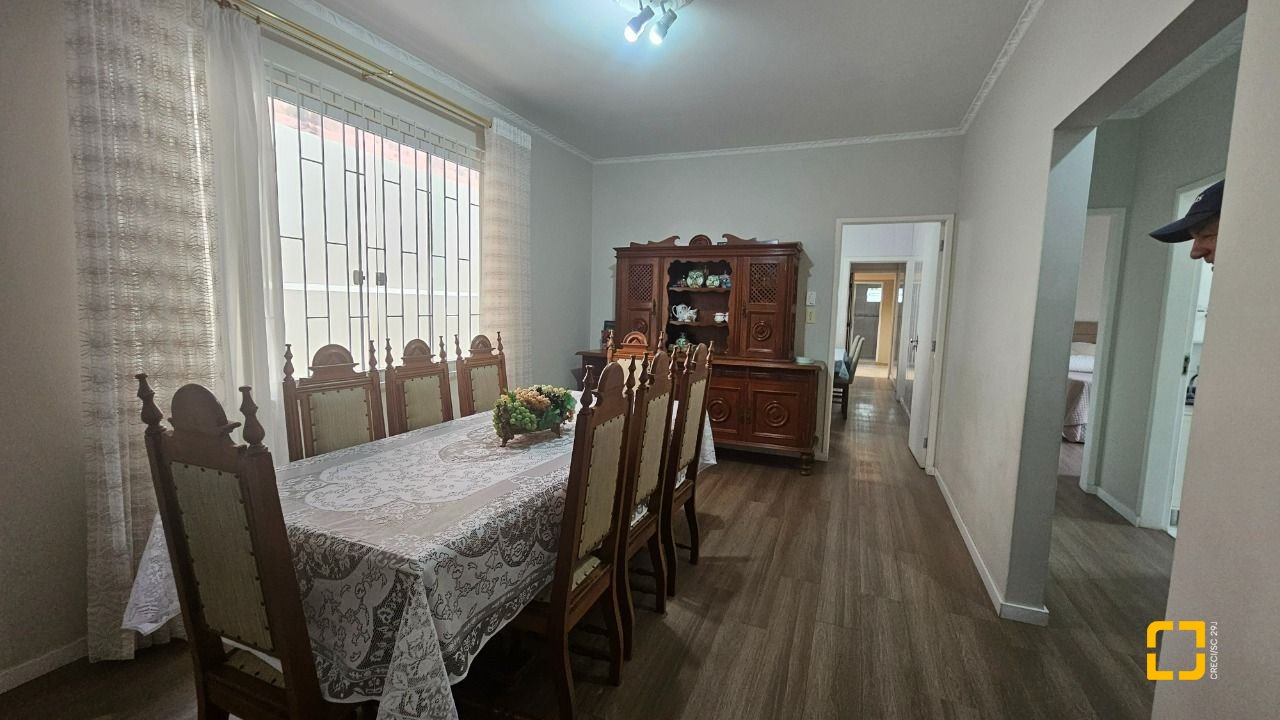 Casa com 262m², 4 quartos (sendo 1 suíte), 2 garagens, no bairro Ipiranga em São José
