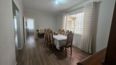 Casa com 262m², 4 quartos (sendo 1 suíte), 2 garagens, no bairro Ipiranga em São José