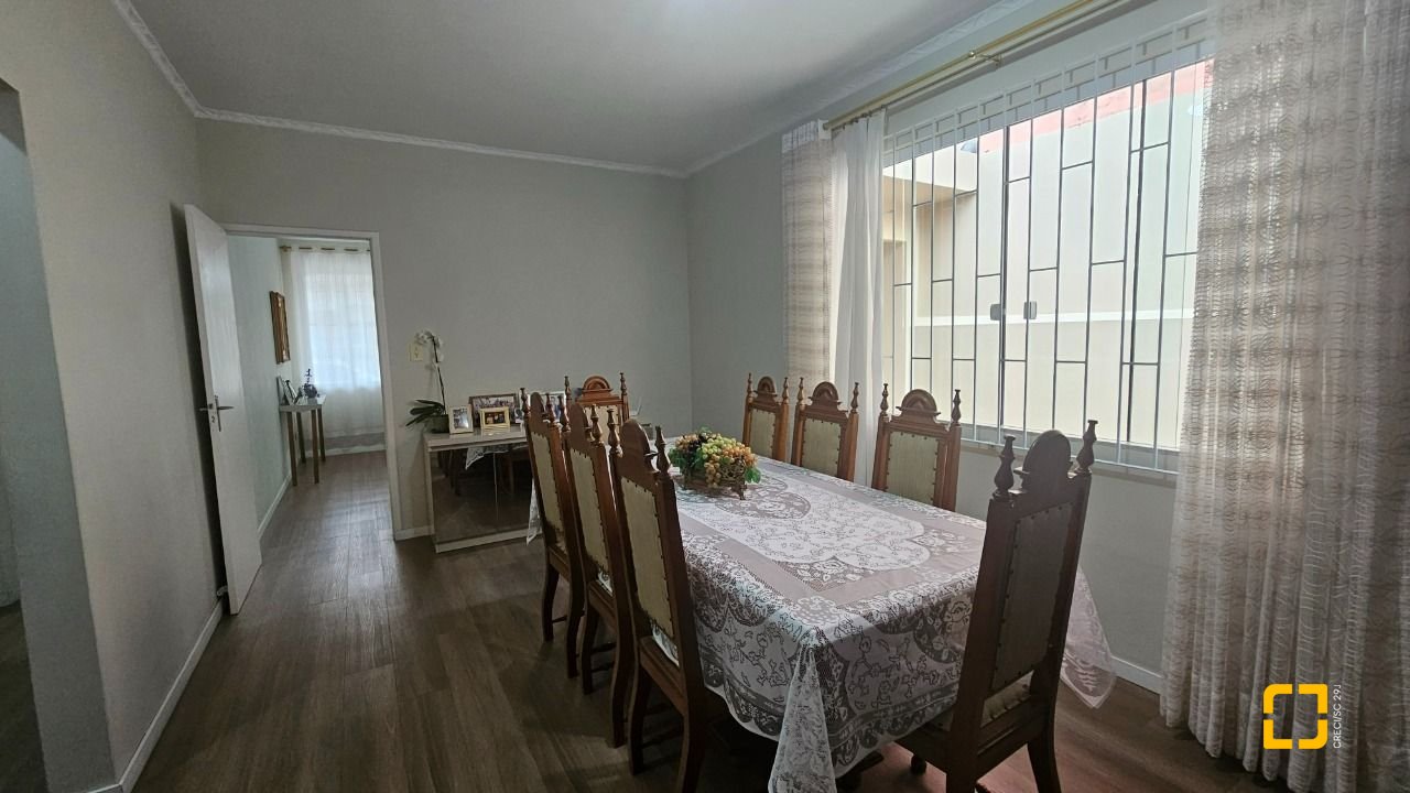 Casa com 262m², 4 quartos (sendo 1 suíte), 2 garagens, no bairro Ipiranga em São José