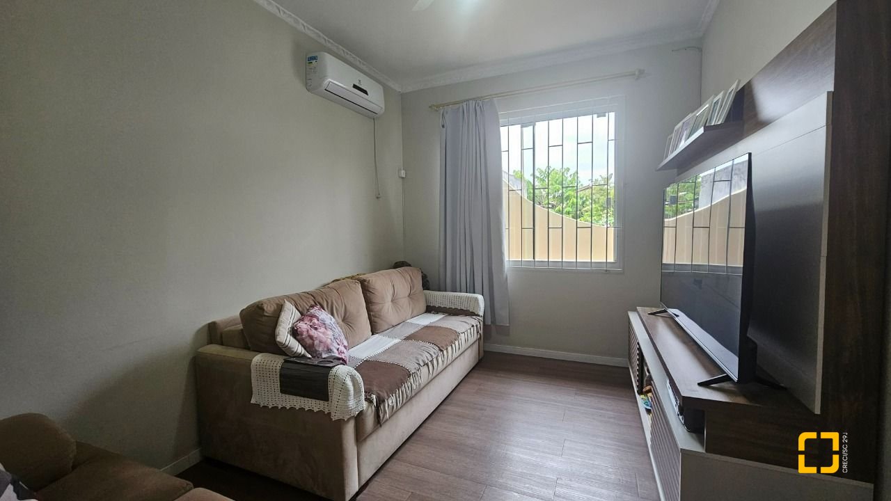 Casa com 262m², 4 quartos (sendo 1 suíte), 2 garagens, no bairro Ipiranga em São José