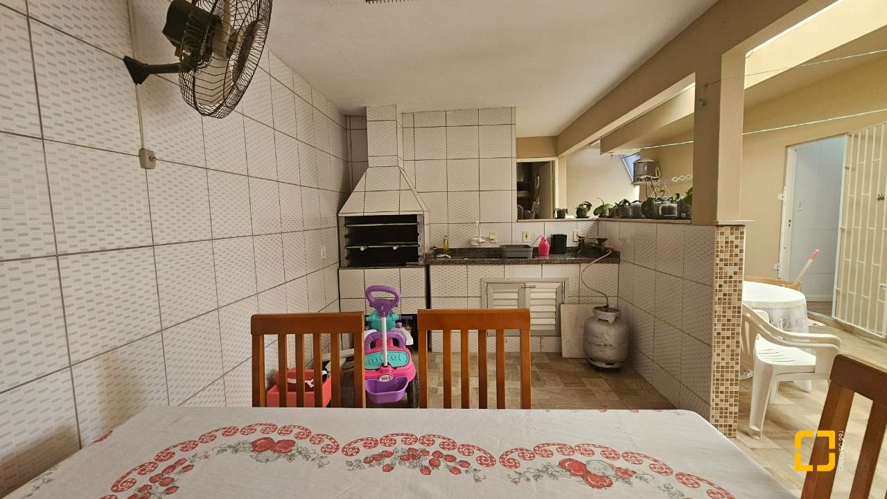 Casa com 262m², 4 quartos (sendo 1 suíte), 2 garagens, no bairro Ipiranga em São José
