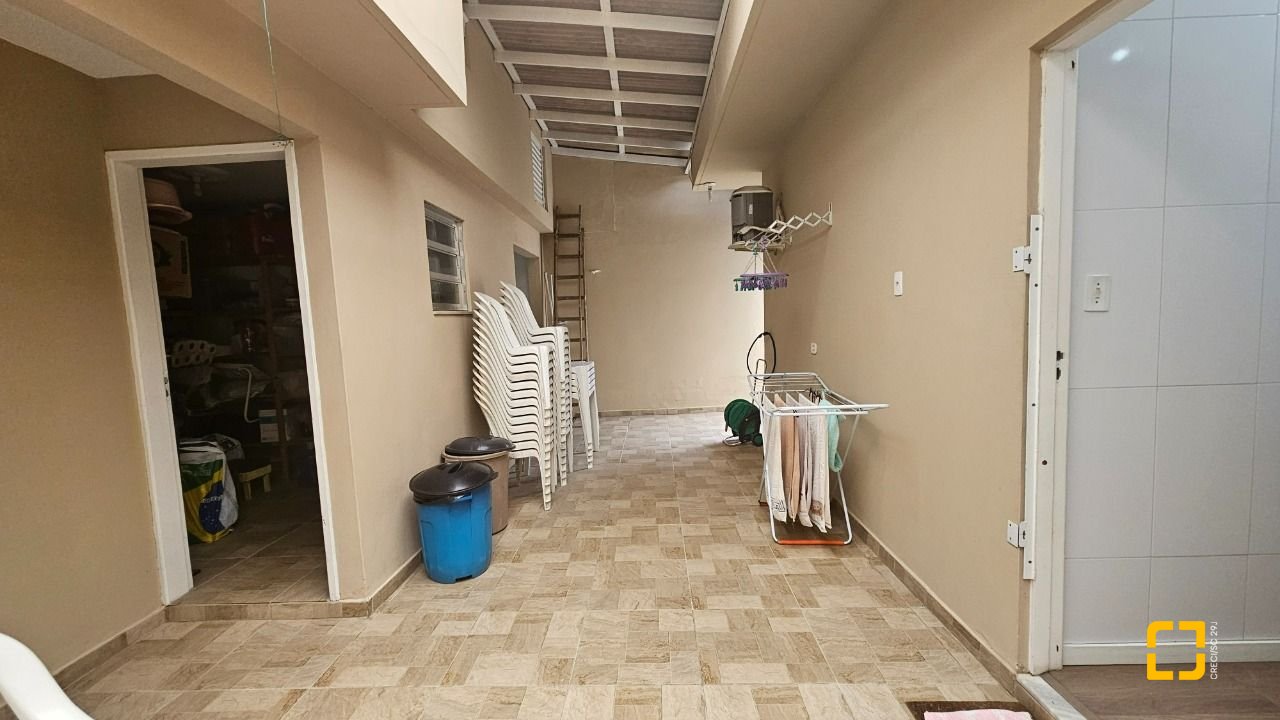 Casa com 262m², 4 quartos (sendo 1 suíte), 2 garagens, no bairro Ipiranga em São José