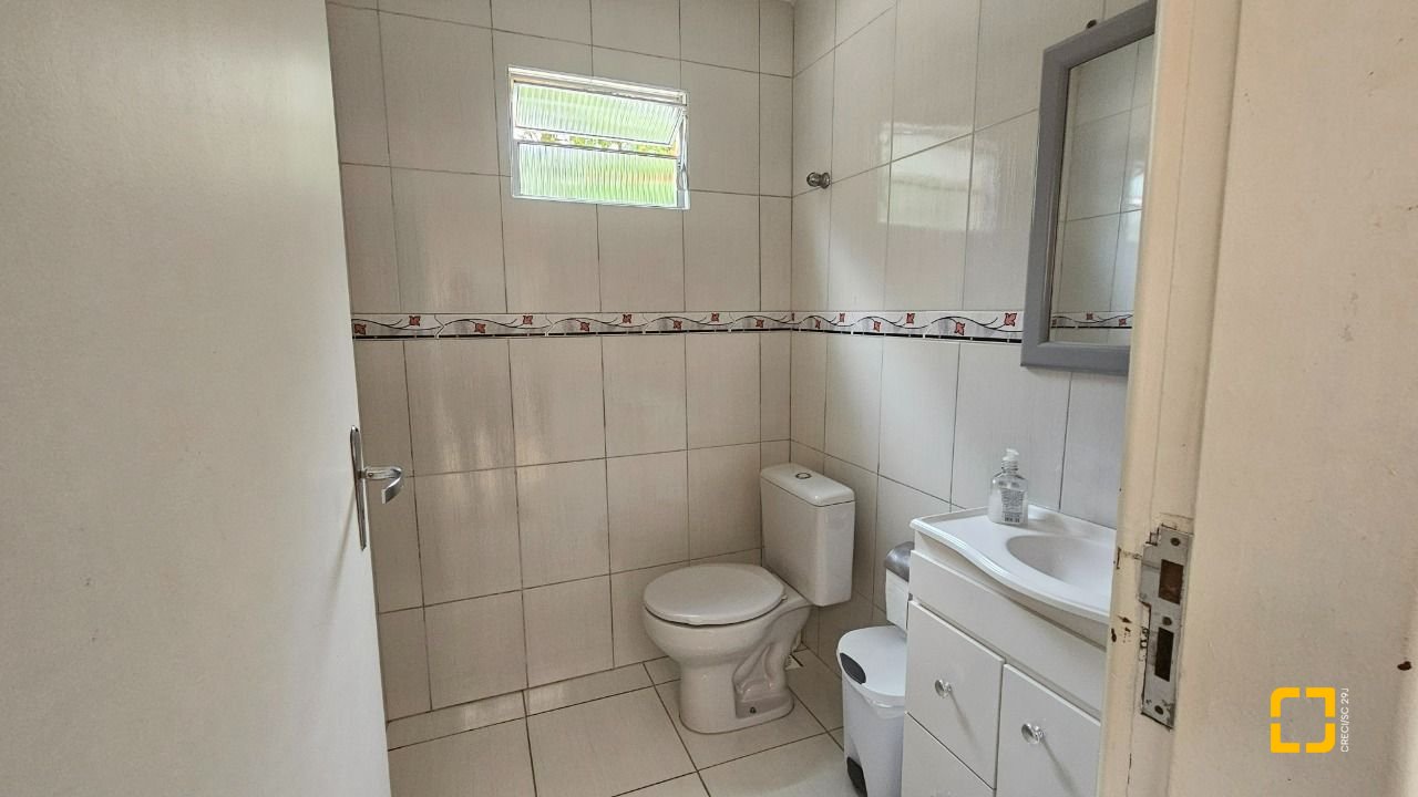 Casa com 262m², 4 quartos (sendo 1 suíte), 2 garagens, no bairro Ipiranga em São José