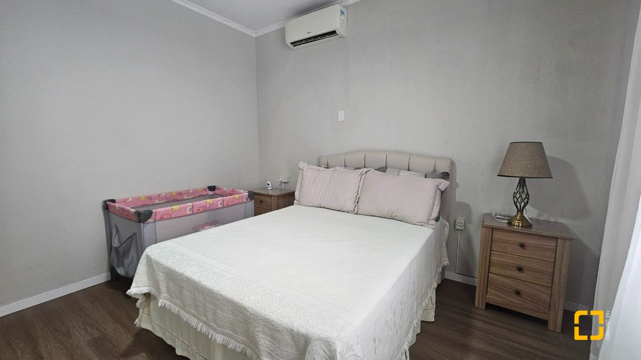 Casa com 262m², 4 quartos (sendo 1 suíte), 2 garagens, no bairro Ipiranga em São José