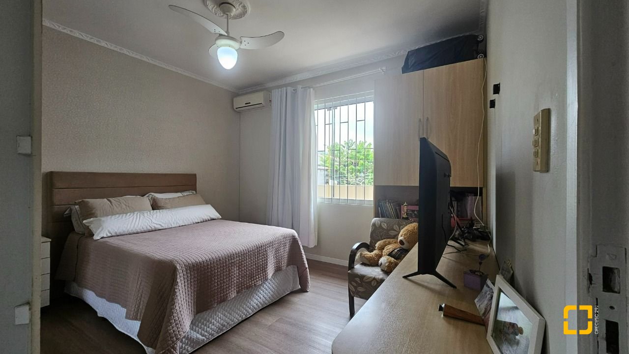 Casa com 262m², 4 quartos (sendo 1 suíte), 2 garagens, no bairro Ipiranga em São José