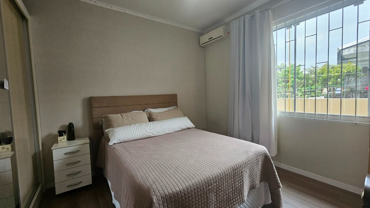 Casa com 262m², 4 quartos (sendo 1 suíte), 2 garagens, no bairro Ipiranga em São José