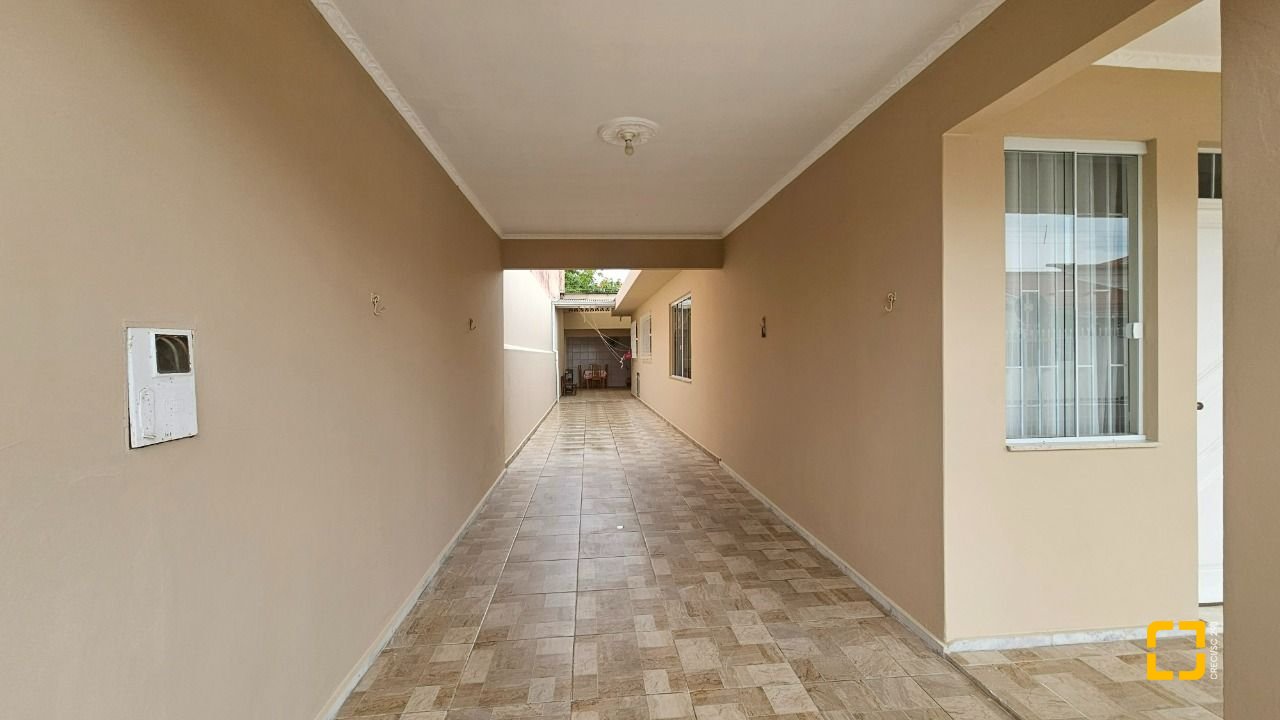 Casa com 262m², 4 quartos (sendo 1 suíte), 2 garagens, no bairro Ipiranga em São José