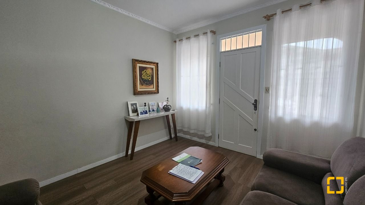 Casa com 262m², 4 quartos (sendo 1 suíte), 2 garagens, no bairro Ipiranga em São José