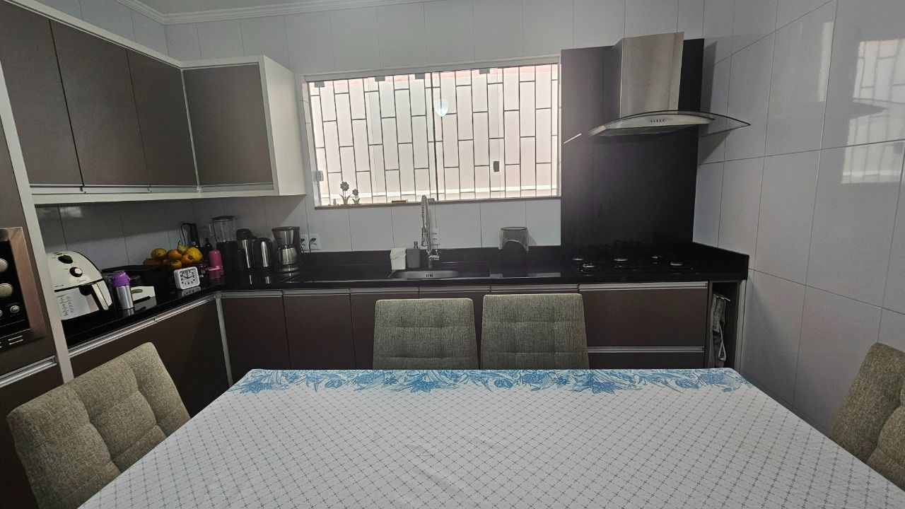 Casa com 262m², 4 quartos (sendo 1 suíte), 2 garagens, no bairro Ipiranga em São José