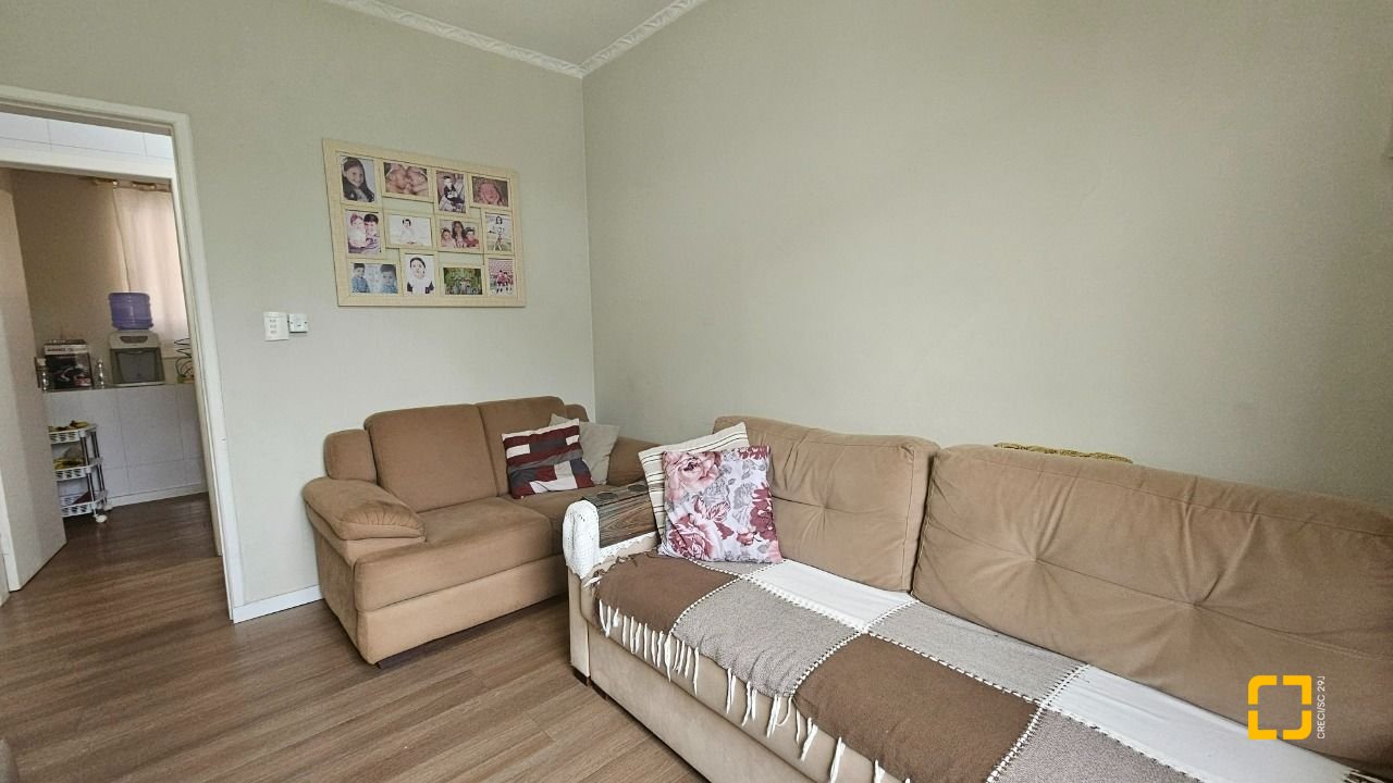 Casa com 262m², 4 quartos (sendo 1 suíte), 2 garagens, no bairro Ipiranga em São José