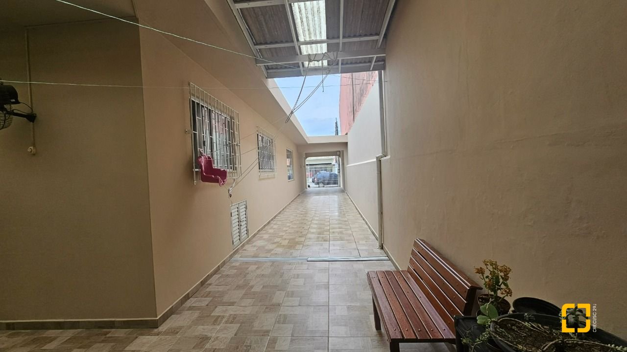 Casa com 262m², 4 quartos (sendo 1 suíte), 2 garagens, no bairro Ipiranga em São José