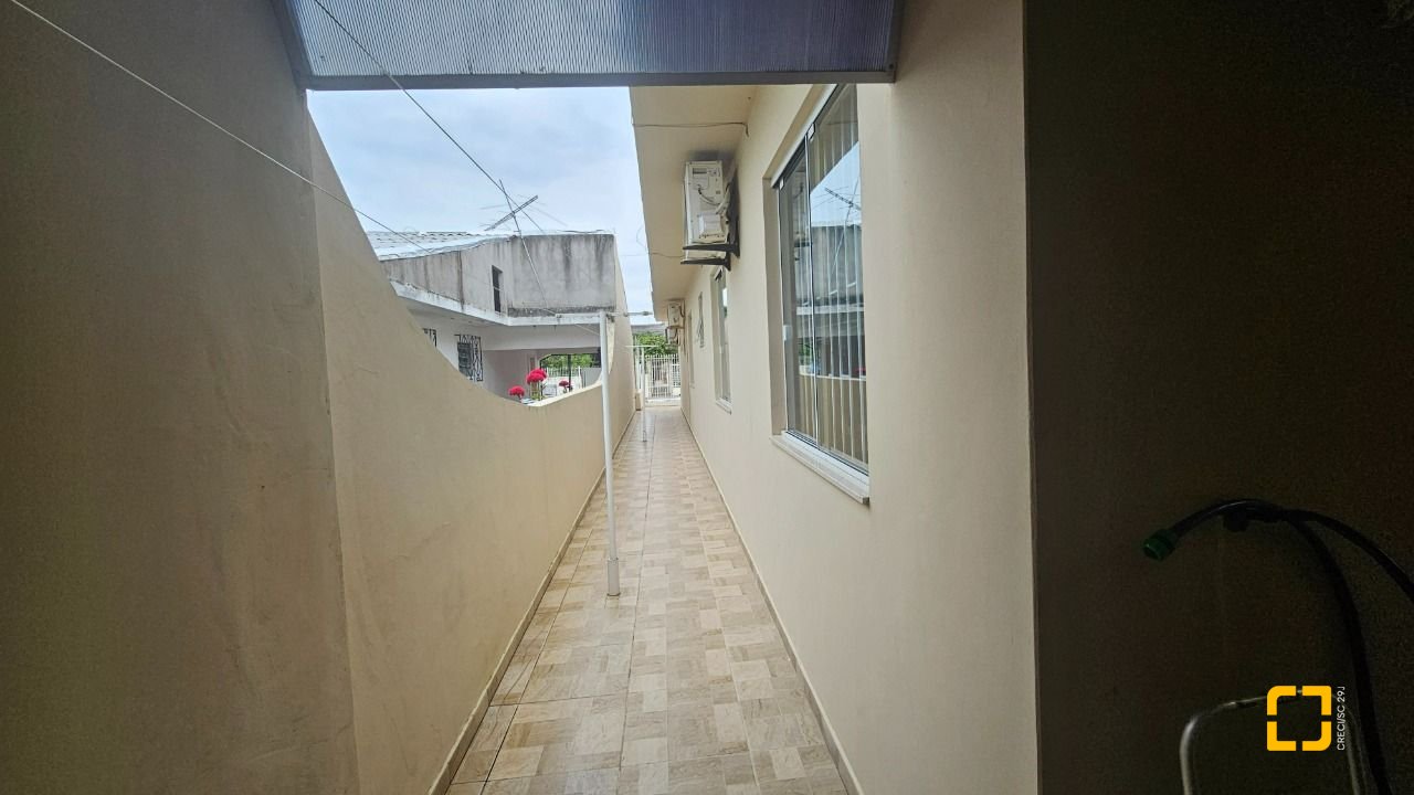 Casa com 262m², 4 quartos (sendo 1 suíte), 2 garagens, no bairro Ipiranga em São José