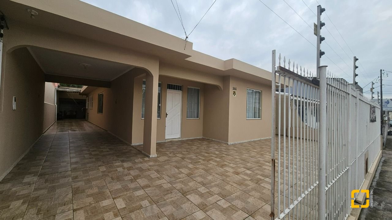 Casa com 262m², 4 quartos (sendo 1 suíte), 2 garagens, no bairro Ipiranga em São José
