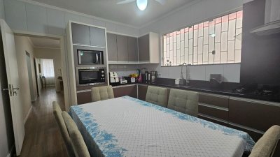 Casa com 262m², 4 quartos (sendo 1 suíte), 2 garagens, no bairro Ipiranga em São José
