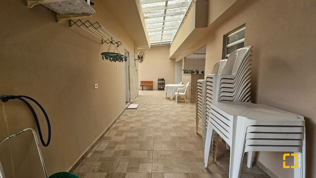 Casa com 262m², 4 quartos (sendo 1 suíte), 2 garagens, no bairro Ipiranga em São José