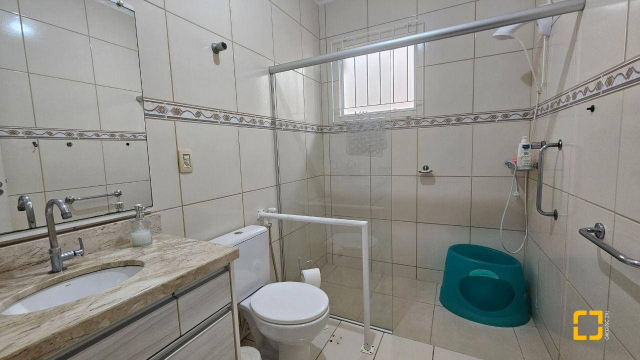 Casa com 262m², 4 quartos (sendo 1 suíte), 2 garagens, no bairro Ipiranga em São José