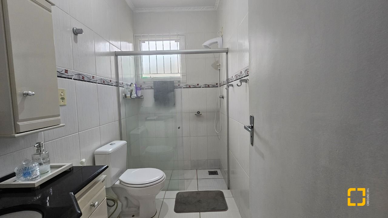Casa com 262m², 4 quartos (sendo 1 suíte), 2 garagens, no bairro Ipiranga em São José
