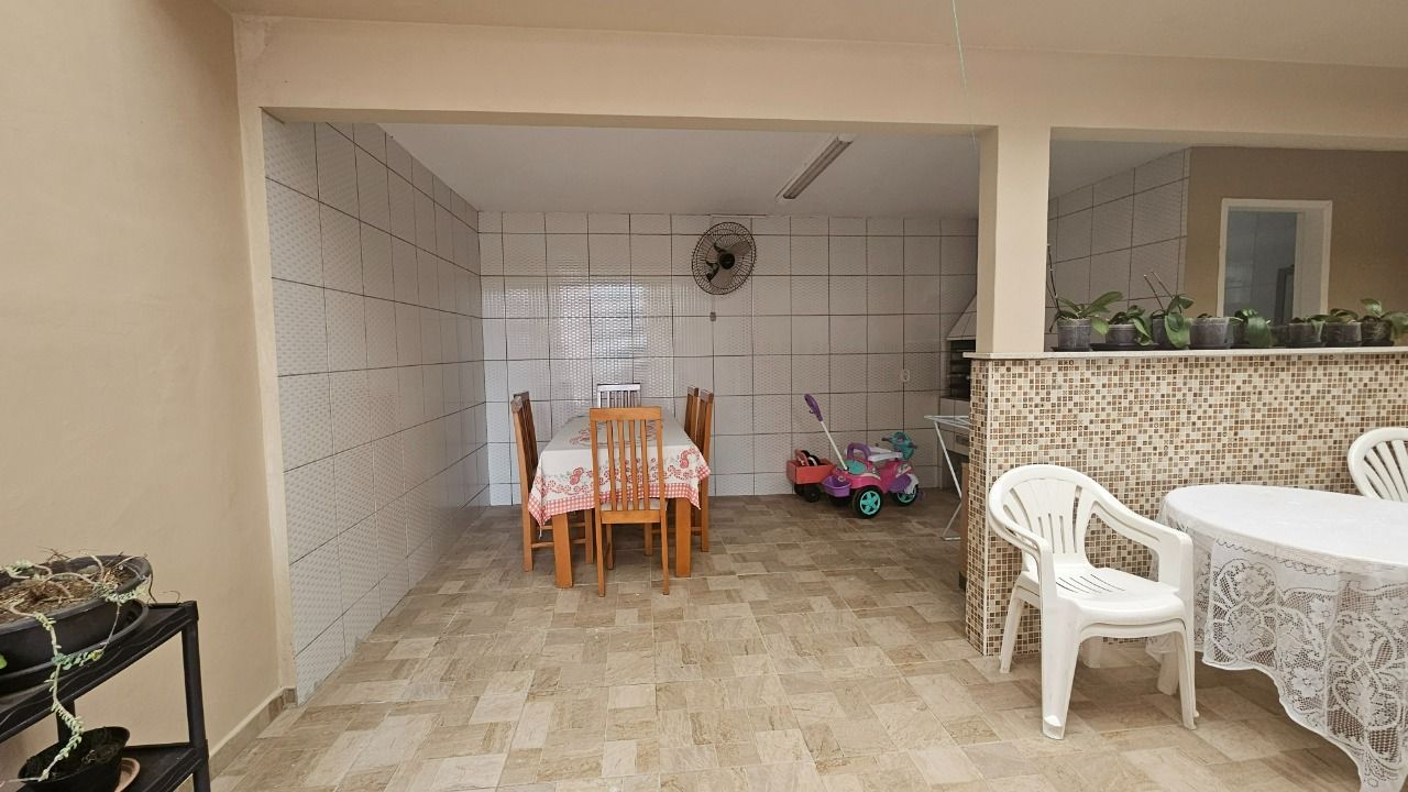 Casa com 262m², 4 quartos (sendo 1 suíte), 2 garagens, no bairro Ipiranga em São José
