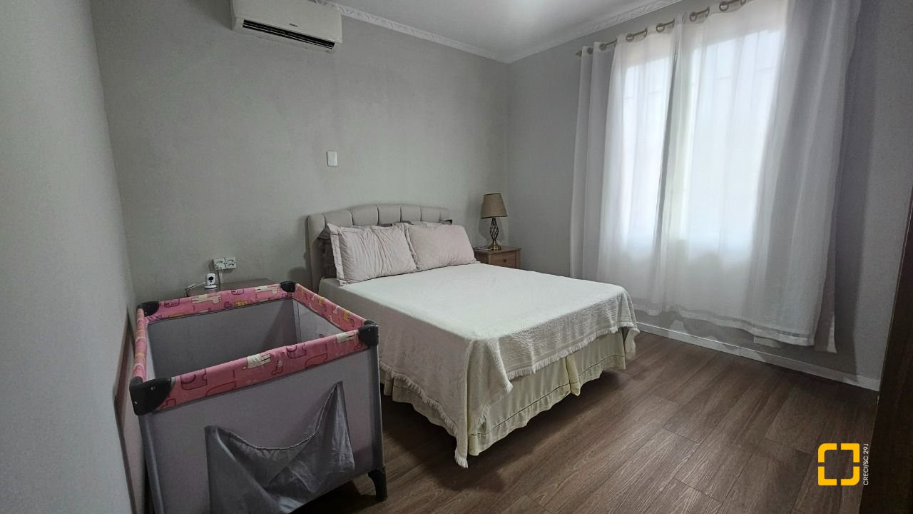 Casa com 262m², 4 quartos (sendo 1 suíte), 2 garagens, no bairro Ipiranga em São José