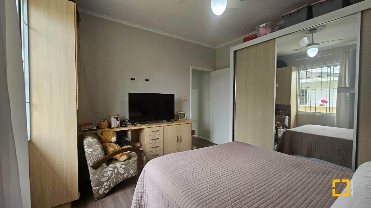 Casa com 262m², 4 quartos (sendo 1 suíte), 2 garagens, no bairro Ipiranga em São José