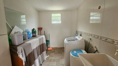 Casa com 262m², 4 quartos (sendo 1 suíte), 2 garagens, no bairro Ipiranga em São José