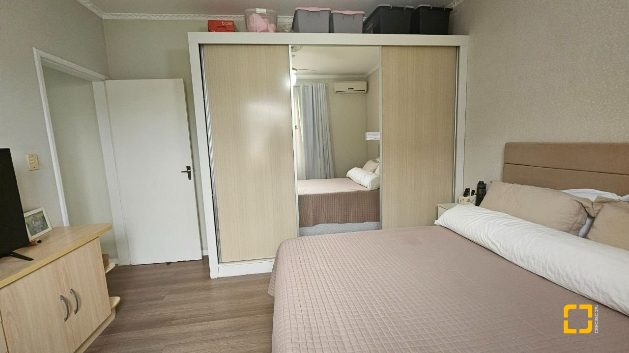Casa com 262m², 4 quartos (sendo 1 suíte), 2 garagens, no bairro Ipiranga em São José