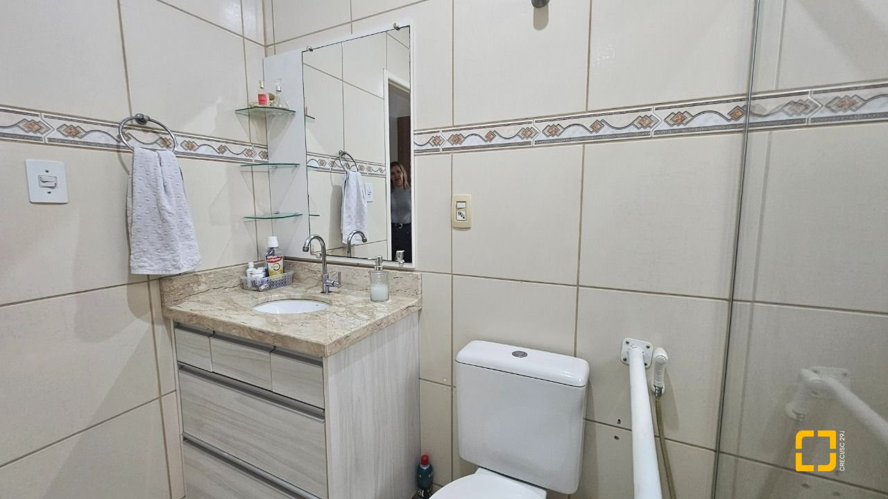 Casa com 262m², 4 quartos (sendo 1 suíte), 2 garagens, no bairro Ipiranga em São José