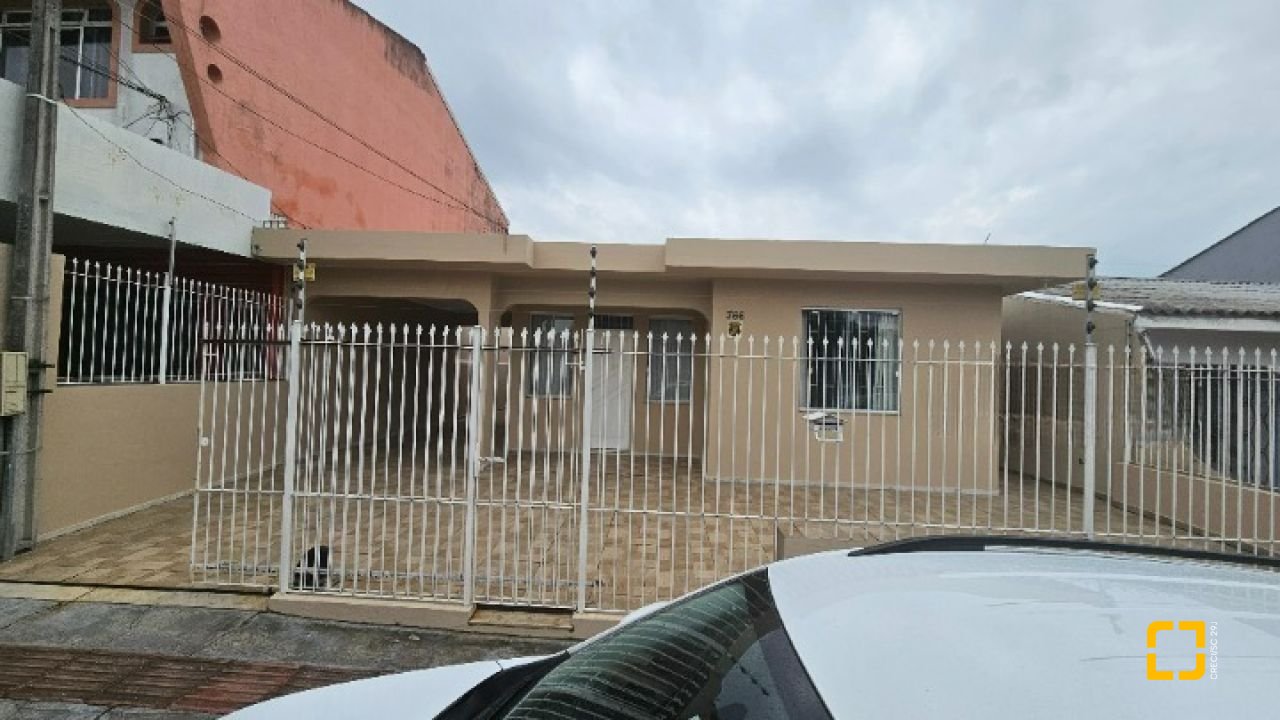 Casa com 262m², 4 quartos (sendo 1 suíte), 2 garagens, no bairro Ipiranga em São José