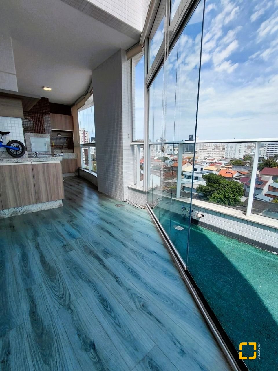 Cobertura com 180m², 3 quartos (sendo 3 suítes), 3 garagens, no bairro Balneário em Florianópolis