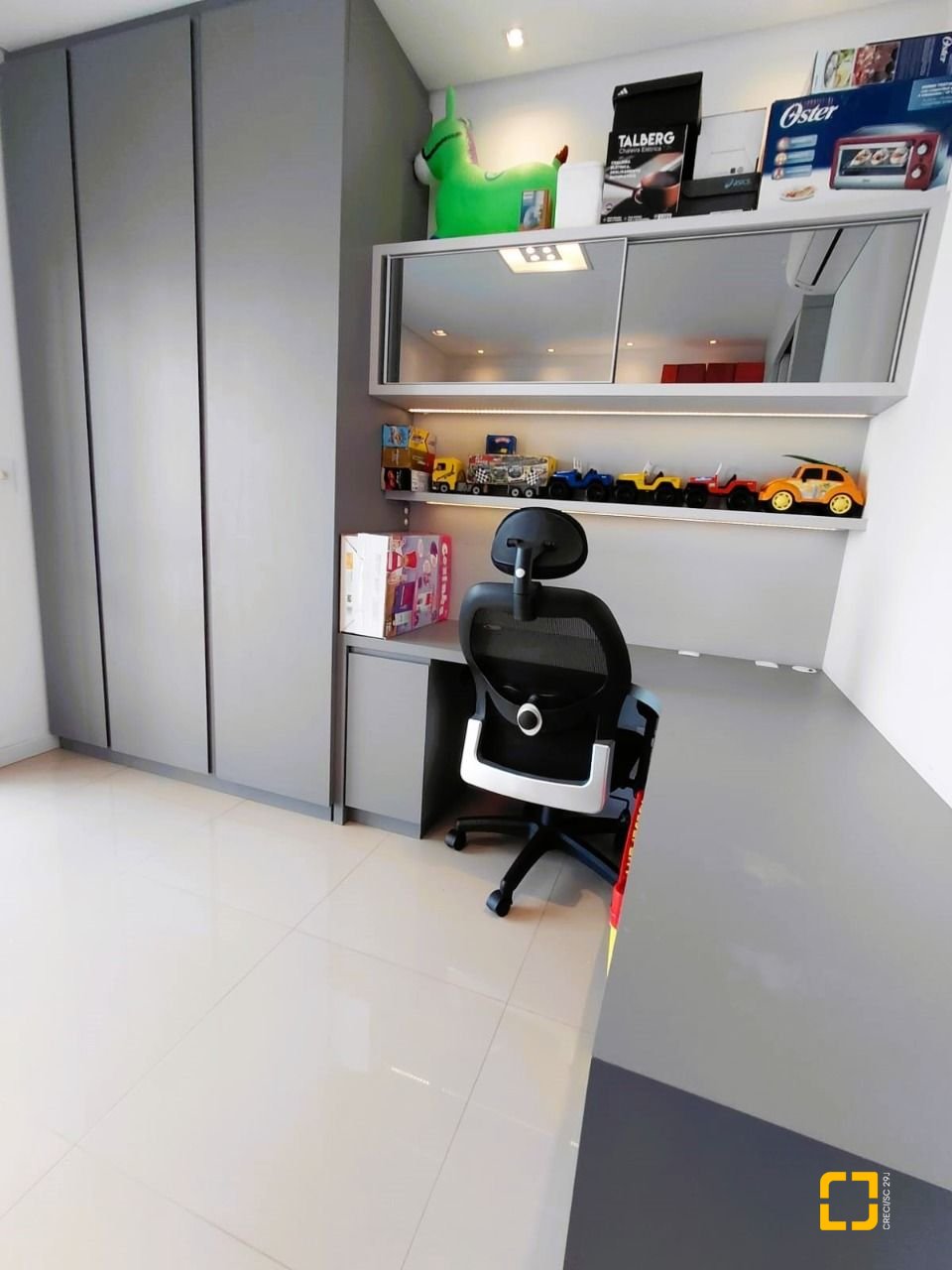 Cobertura com 180m², 3 quartos (sendo 3 suítes), 3 garagens, no bairro Balneário em Florianópolis