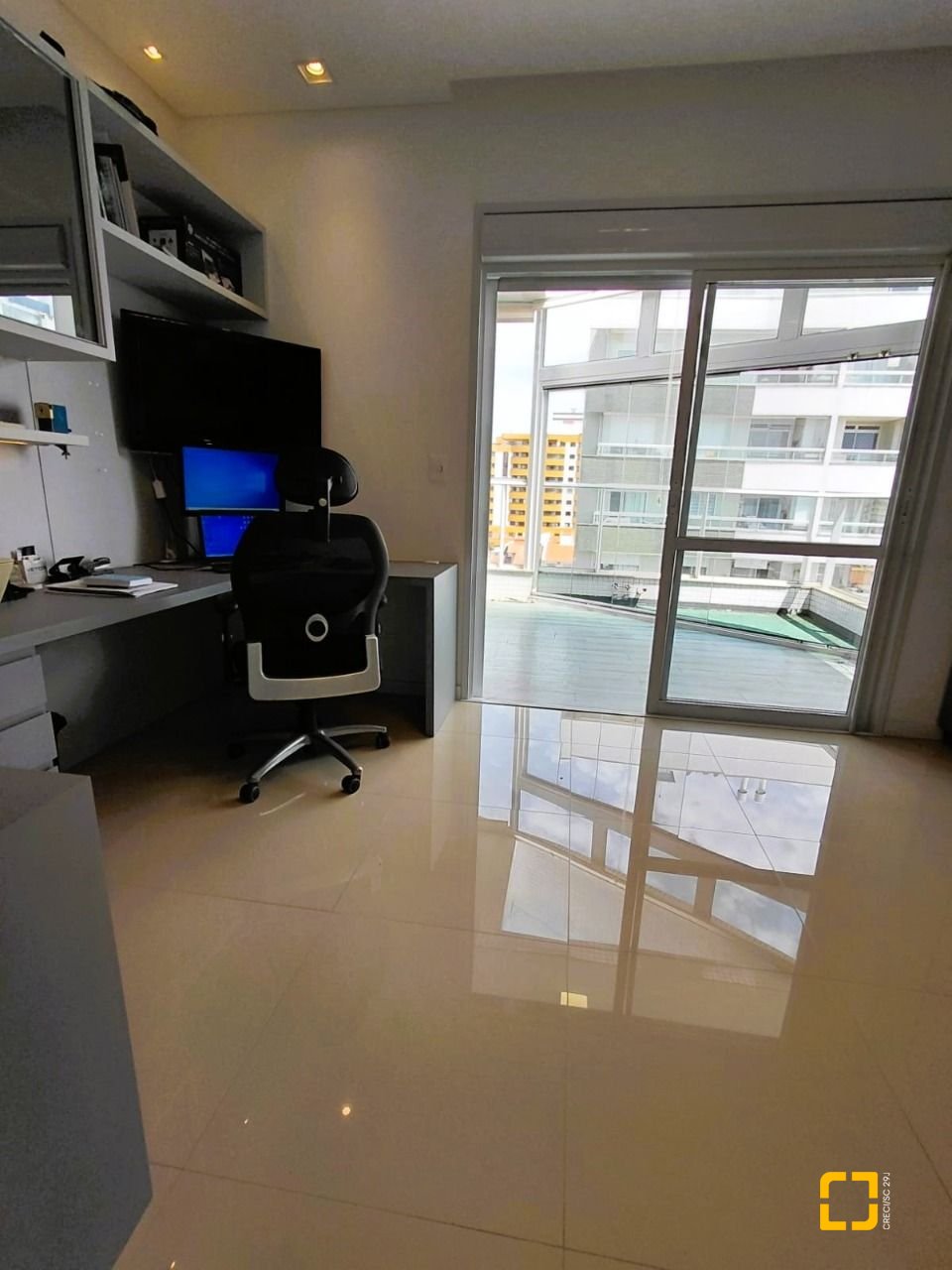 Cobertura com 180m², 3 quartos (sendo 3 suítes), 3 garagens, no bairro Balneário em Florianópolis