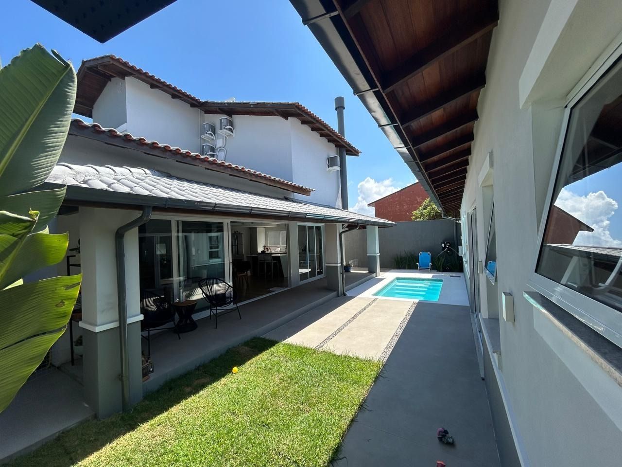 Casa com 234m², 6 quartos (sendo 2 suítes), 2 garagens, no bairro Campeche em Florianópolis
