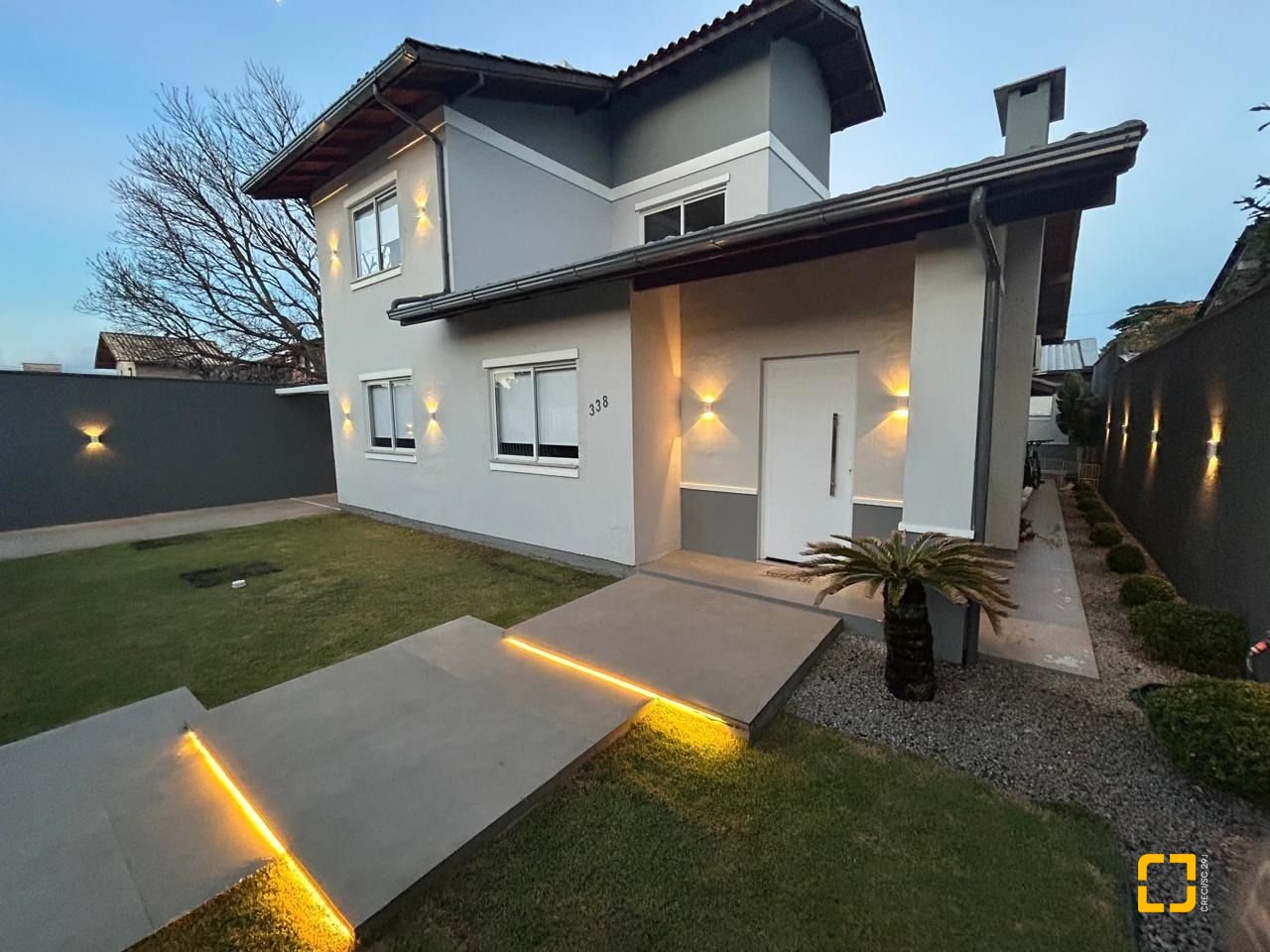 Casa com 234m², 6 quartos (sendo 2 suítes), 2 garagens, no bairro Campeche em Florianópolis
