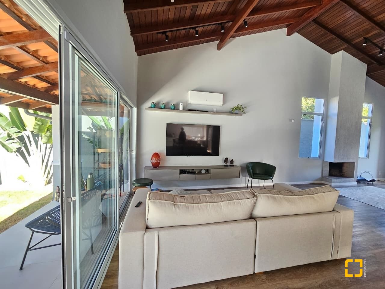 Casa com 234m², 6 quartos (sendo 2 suítes), 2 garagens, no bairro Campeche em Florianópolis
