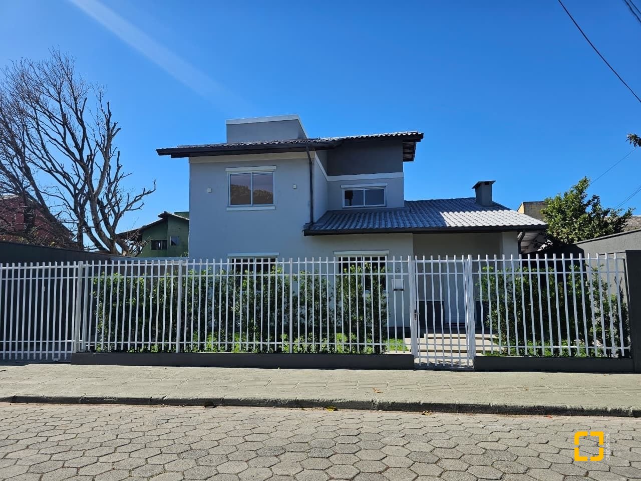 Casa com 234m², 6 quartos (sendo 2 suítes), 2 garagens, no bairro Campeche em Florianópolis
