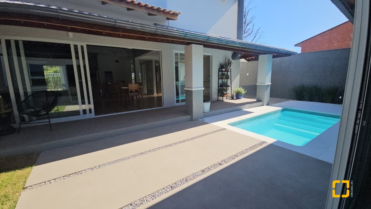 Casa com 234m², 6 quartos (sendo 2 suítes), 2 garagens, no bairro Campeche em Florianópolis