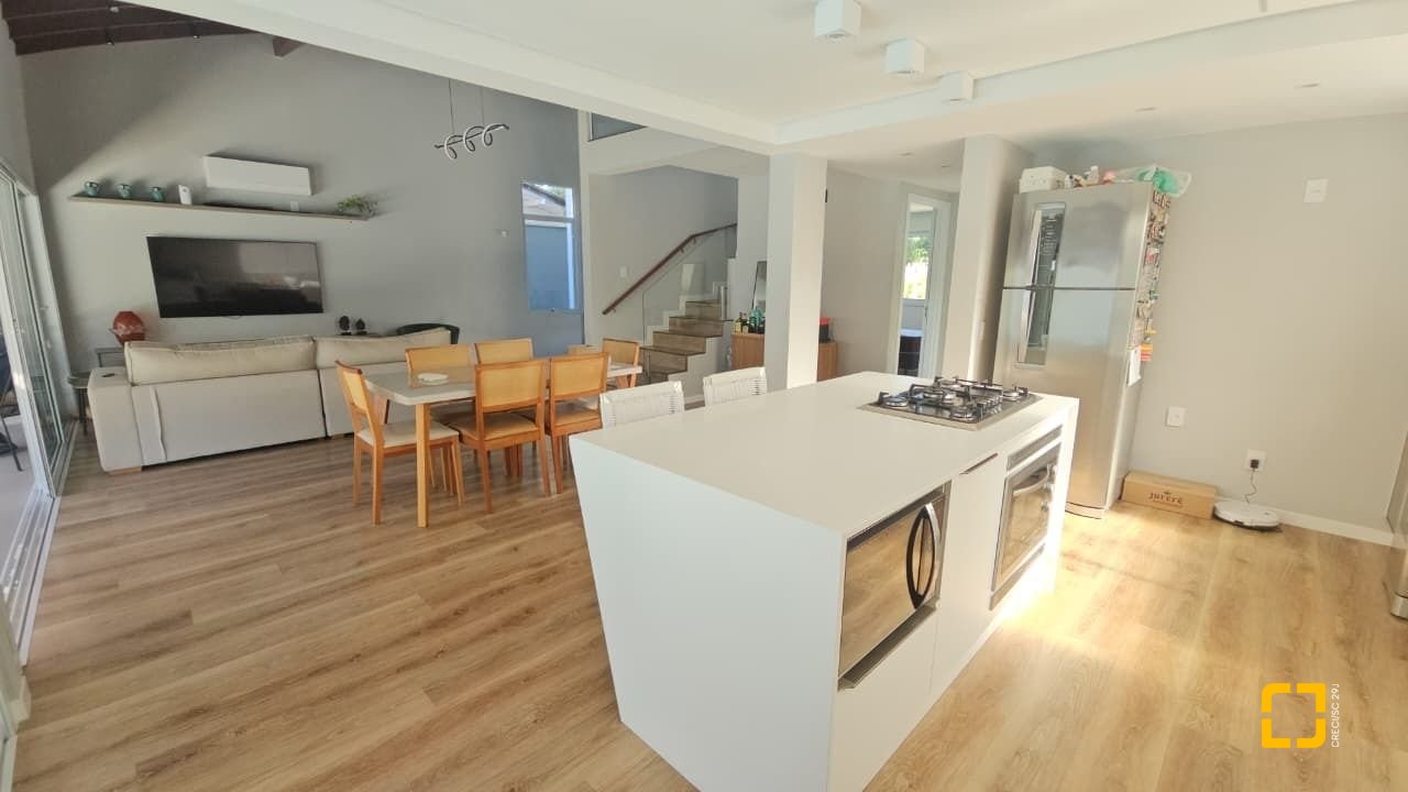 Casa com 234m², 6 quartos (sendo 2 suítes), 2 garagens, no bairro Campeche em Florianópolis