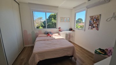 Casa com 234m², 6 quartos (sendo 2 suítes), 2 garagens, no bairro Campeche em Florianópolis