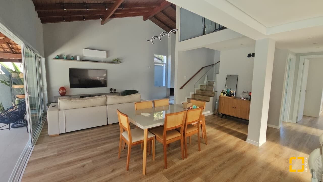 Casa com 234m², 6 quartos (sendo 2 suítes), 2 garagens, no bairro Campeche em Florianópolis