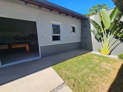 Casa com 234m², 6 quartos (sendo 2 suítes), 2 garagens, no bairro Campeche em Florianópolis