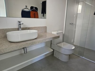 Casa com 234m², 6 quartos (sendo 2 suítes), 2 garagens, no bairro Campeche em Florianópolis