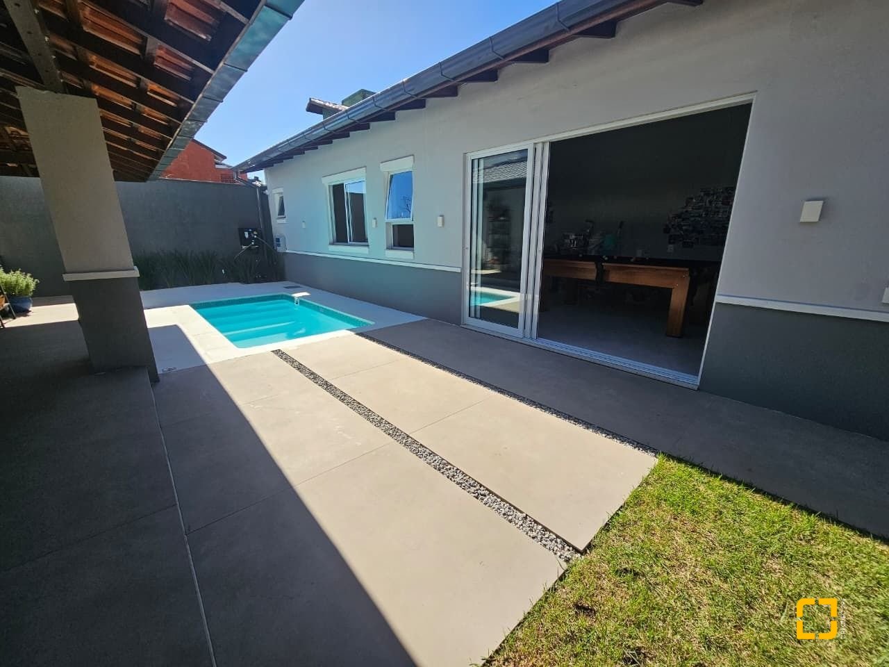 Casa com 234m², 6 quartos (sendo 2 suítes), 2 garagens, no bairro Campeche em Florianópolis