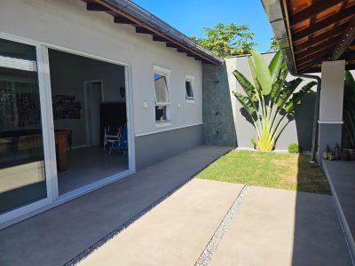 Casa com 234m², 6 quartos (sendo 2 suítes), 2 garagens, no bairro Campeche em Florianópolis