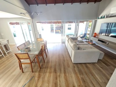 Casa com 234m², 6 quartos (sendo 2 suítes), 2 garagens, no bairro Campeche em Florianópolis