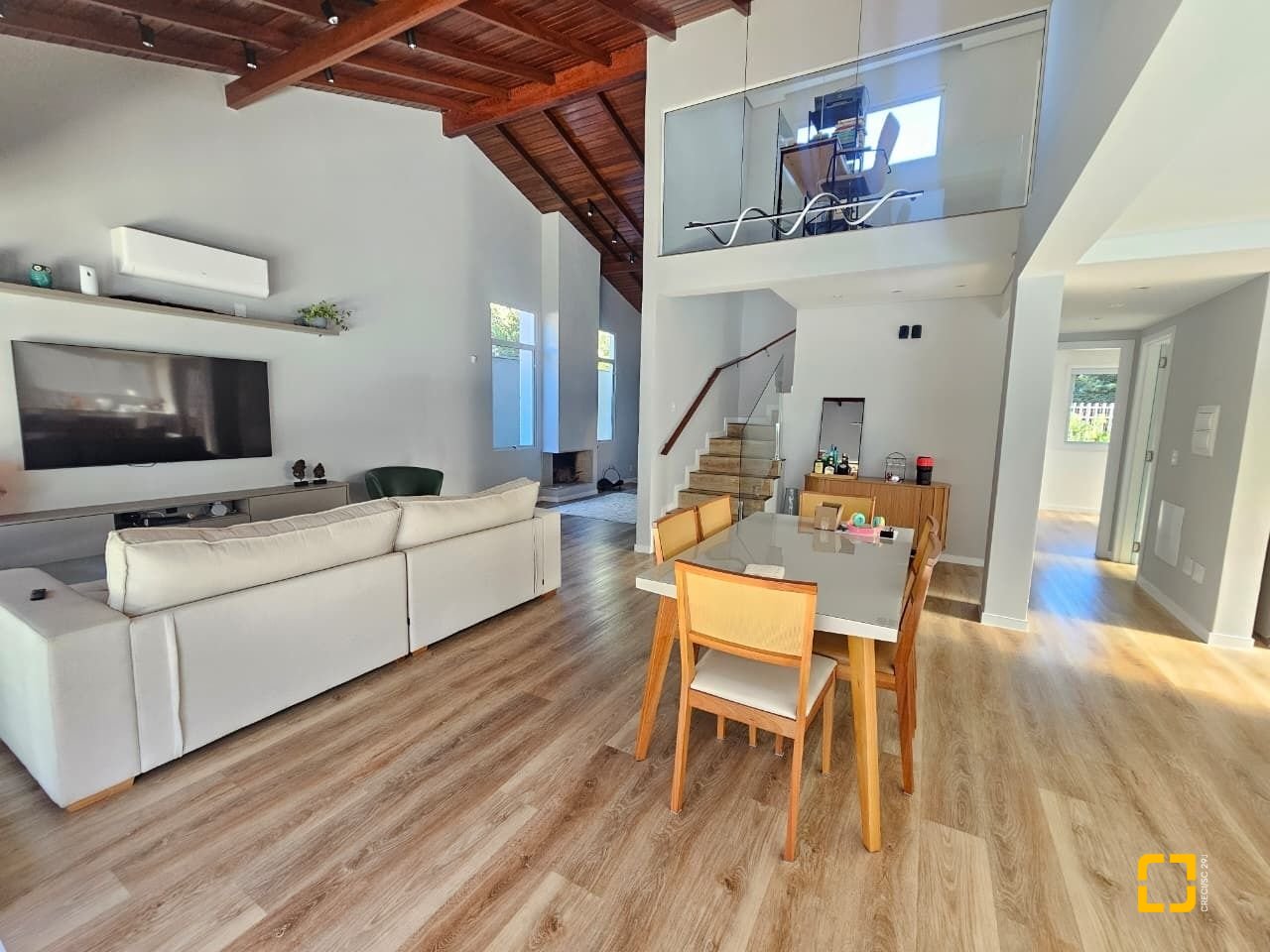 Casa com 234m², 6 quartos (sendo 2 suítes), 2 garagens, no bairro Campeche em Florianópolis