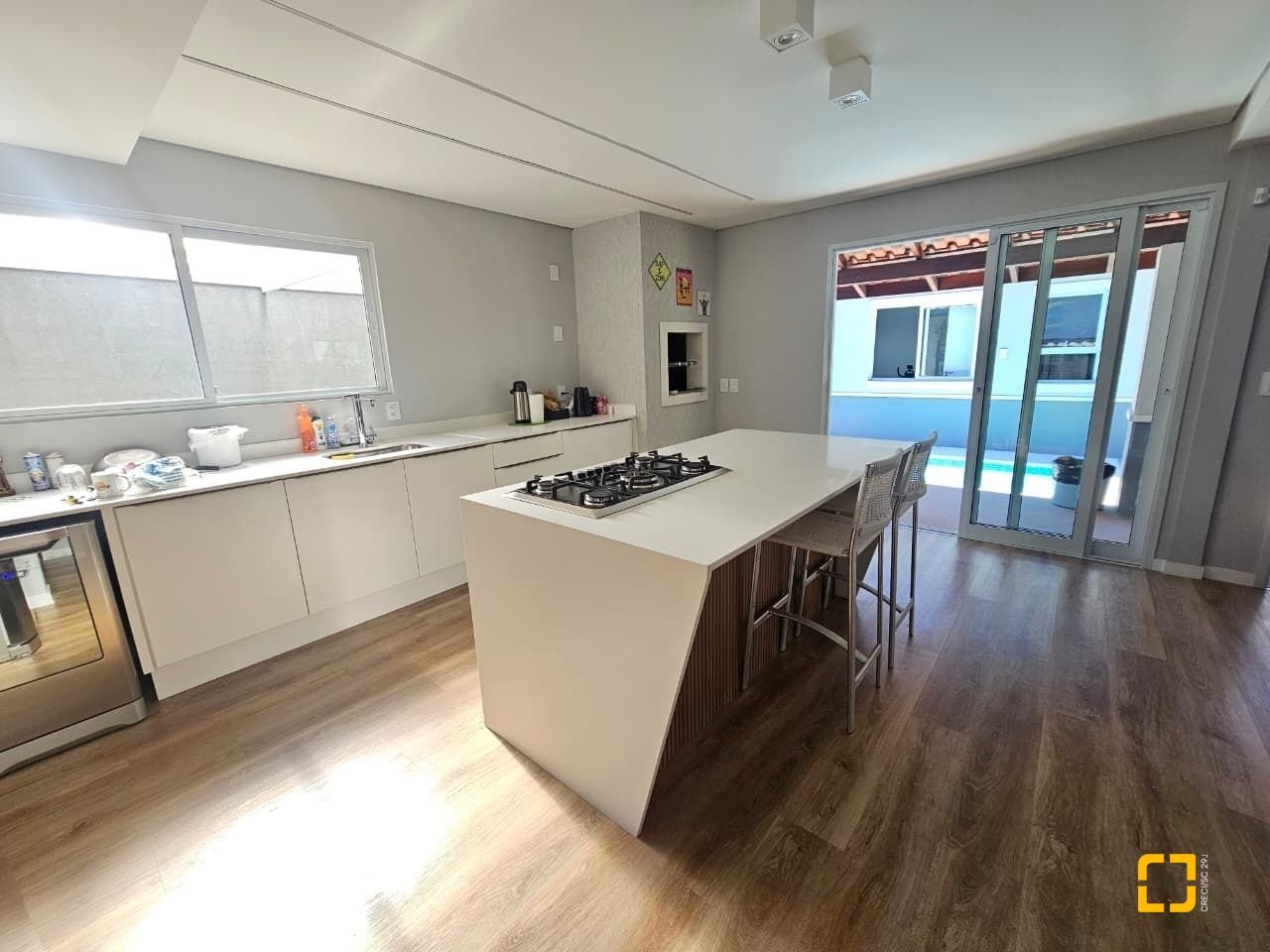 Casa com 234m², 6 quartos (sendo 2 suítes), 2 garagens, no bairro Campeche em Florianópolis